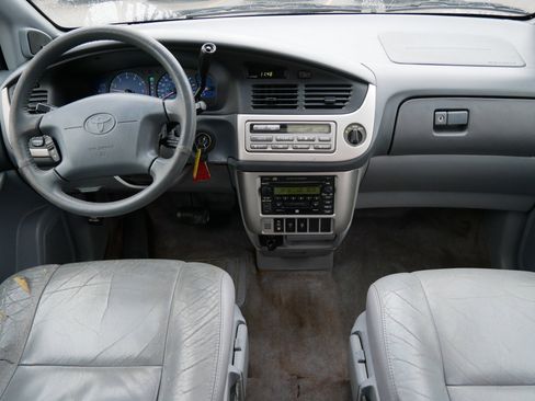 Used 2002 Toyota Sienna XLE image 10