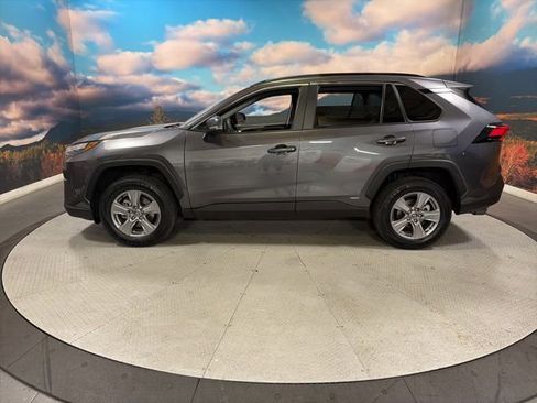 Used 2022 Toyota RAV4 XLE AWD/4WD image 5
