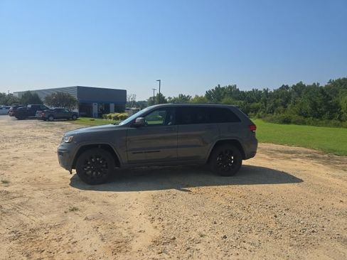 Used 2021 Jeep Grand Cherokee Laredo X AWD/4WD image 4