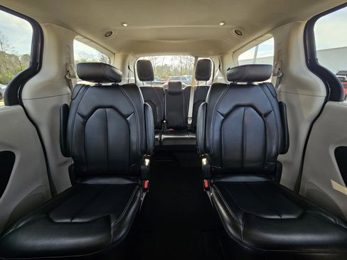 Used 2023 Chrysler Pacifica Touring-L image 27