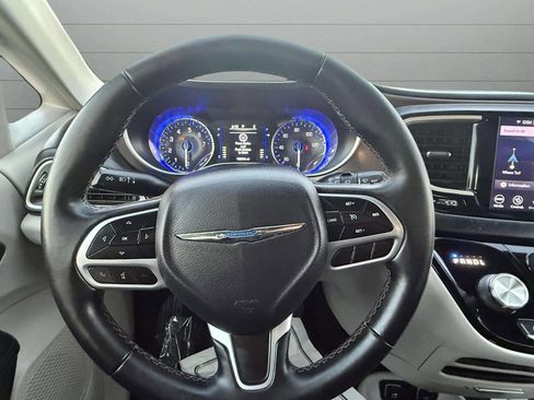 Used 2018 Chrysler Pacifica Touring-L image 22