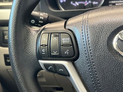 Used 2017 Toyota Highlander LE w/ Carpet Mat Package AWD/4WD image 26