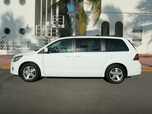 Used 2011 Volkswagen Routan SE FWD image 1