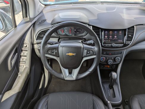 Used 2022 Chevrolet Trax LT w/ LT Convenience Package AWD/4WD image 16