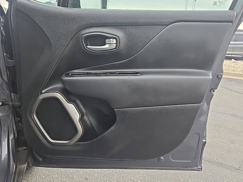 Used 2023 Jeep Renegade Latitude image 28