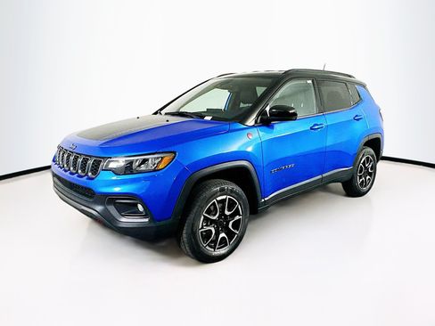 Used 2025 Jeep Compass Trailhawk AWD/4WD image 3