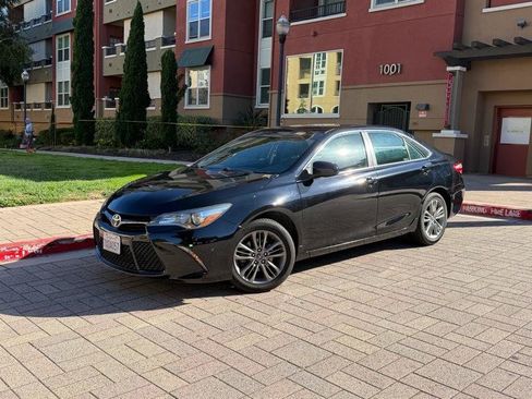Used 2017 Toyota Camry SE FWD image 2