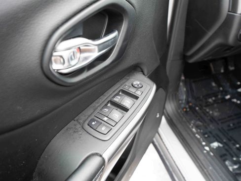 Used 2019 Jeep Cherokee Latitude Plus w/ Cold Weather Group image 7