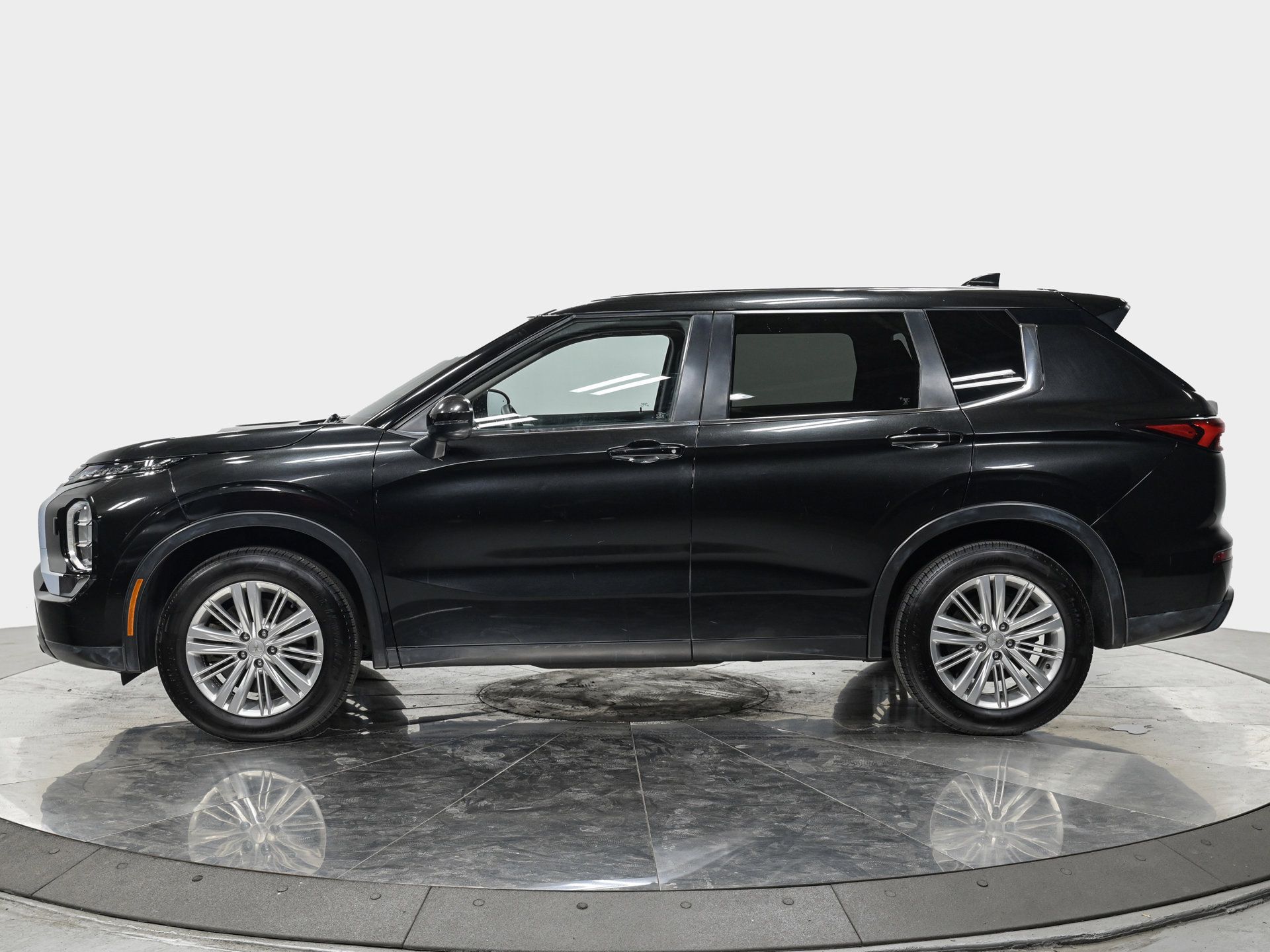 Used 2022 Mitsubishi Outlander ES AWD/4WD image 2