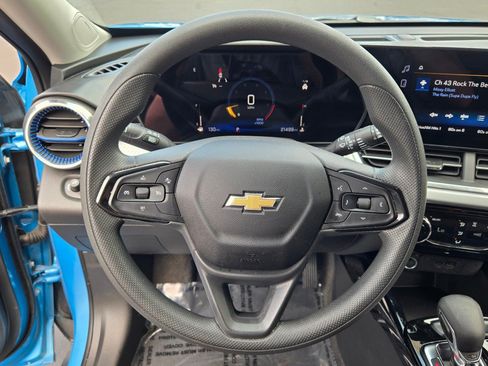Certified 2025 Chevrolet Trax LT FWD image 32