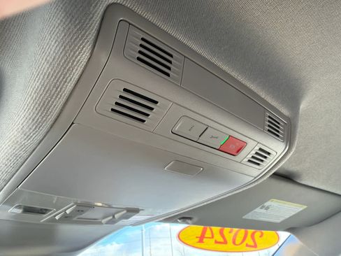 Used 2024 Volkswagen Tiguan SE image 32