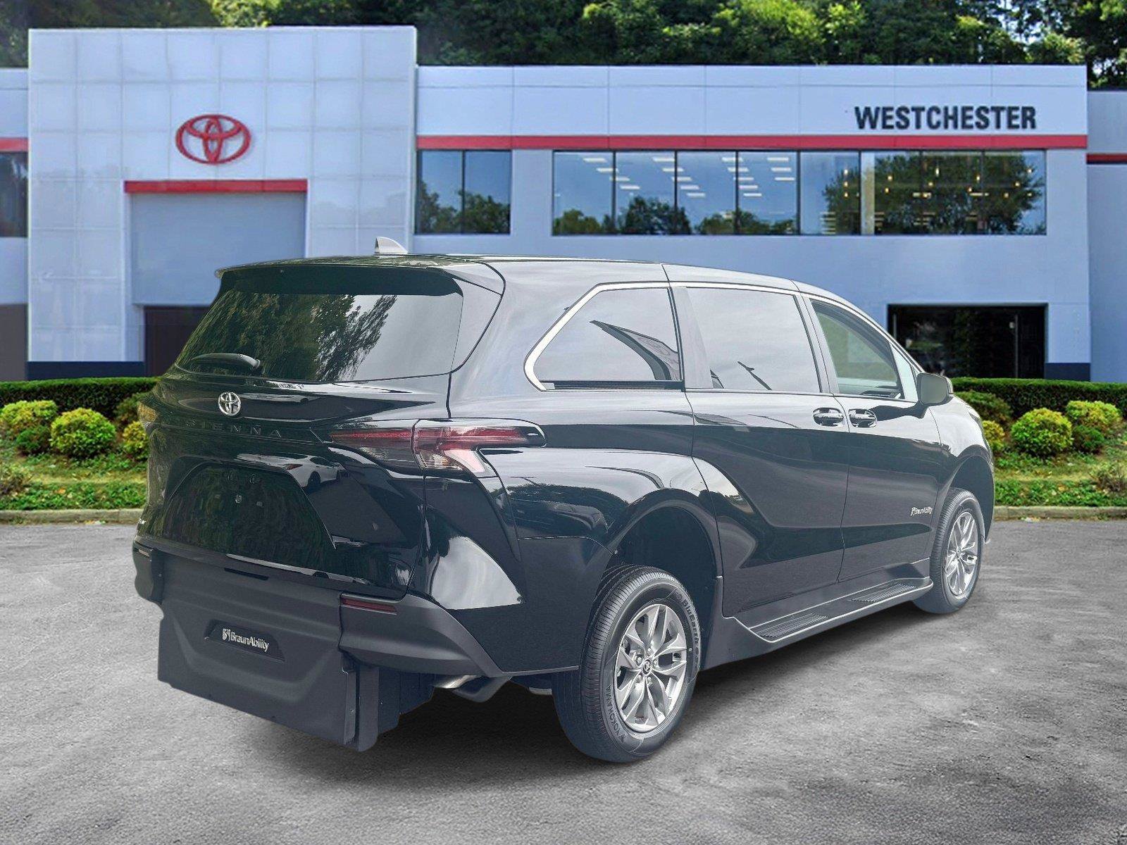 Used 2026 Toyota Sienna LE FWD image 7