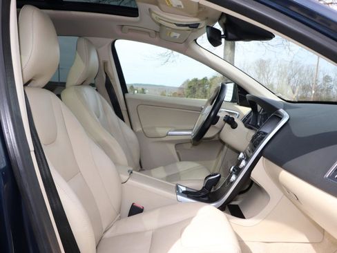 Used 2015 Volvo XC60 T5 w/ Proximity Package image 36