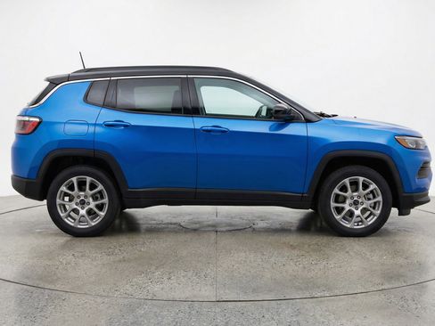 Used 2025 Jeep Compass Limited image 11
