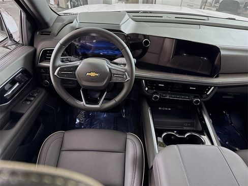New 2025 Chevrolet Suburban Premier image 2