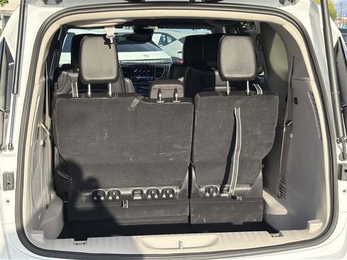 Used 2024 Chrysler Pacifica Select image 31