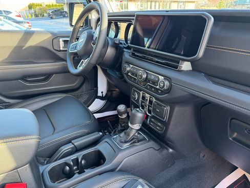 Used 2024 Jeep Wrangler Unlimited Sahara w/ Technology Group AWD/4WD image 34