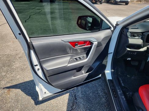 Used 2019 Toyota RAV4 LE FWD image 10