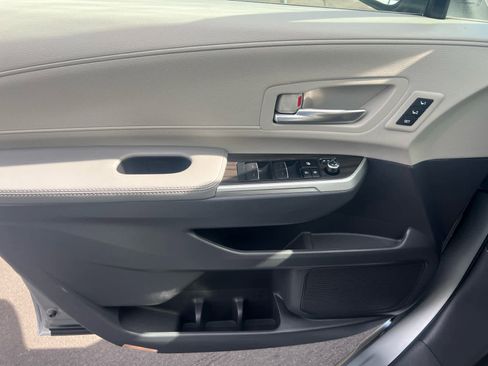 Used 2023 Toyota Sienna Limited image 14