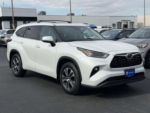 Used 2022 Toyota Highlander XLE AWD/4WD image 1