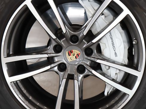 Certified 2022 Porsche Cayenne Turbo AWD/4WD image 13