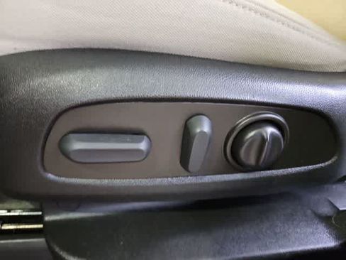 Used 2022 Chevrolet Traverse LT FWD image 33