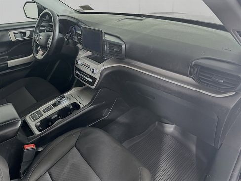 Used 2022 Ford Explorer XLT image 30