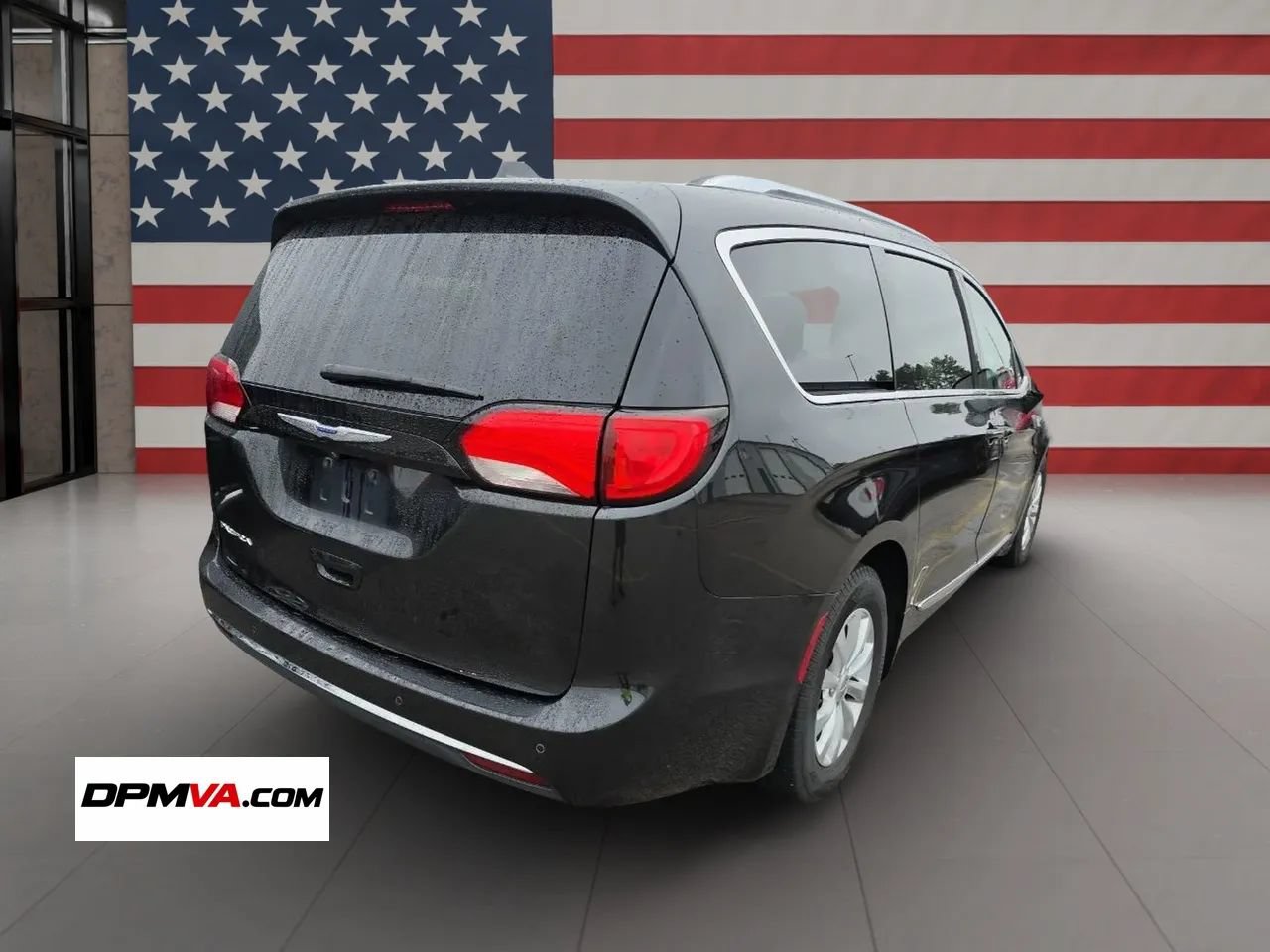 Used 2018 Chrysler Pacifica Touring-L FWD image 3
