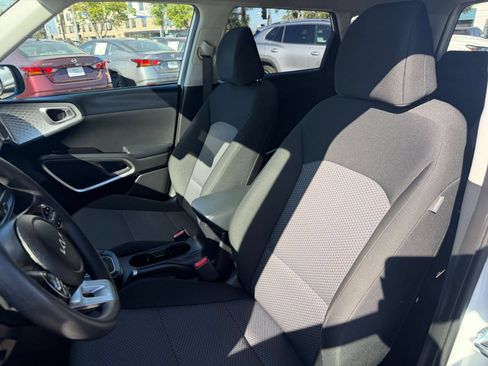 Used 2025 Kia Soul LX w/ LX Technology Package FWD image 35