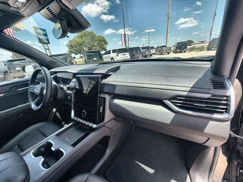 Certified 2026 GMC Acadia Elevation w/ Elevation Premium Package FWD image 28