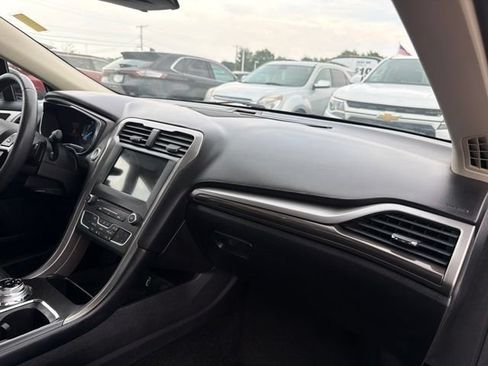 Used 2018 Ford Fusion SE w/ Fusion SE Technology Package FWD image 24