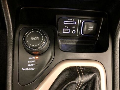 Used 2017 Jeep Cherokee Latitude w/ Cold Weather Group image 26