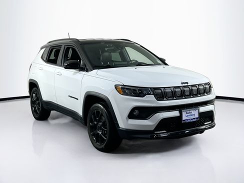 Used 2022 Jeep Compass Latitude w/ Convenience Group AWD/4WD image 3