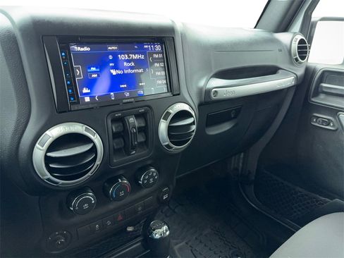 Used 2018 Jeep Wrangler Unlimited Sahara image 21