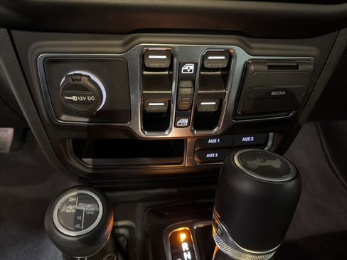 Used 2022 Jeep Wrangler Unlimited Sahara w/ Cold Weather Group image 17