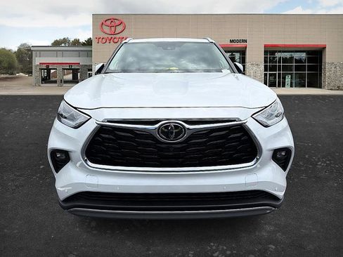 New 2026 Toyota Highlander Platinum AWD/4WD image 7