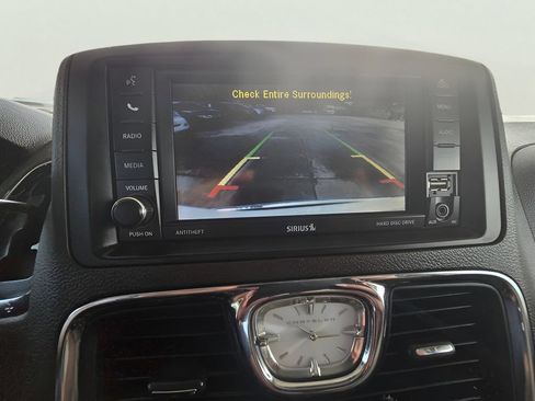 Used 2016 Chrysler Town & Country Touring FWD image 5