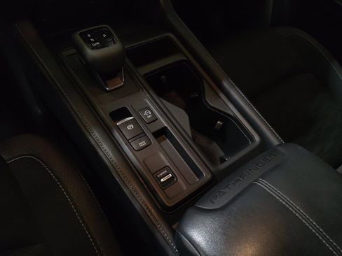 Used 2023 Nissan Pathfinder S image 26