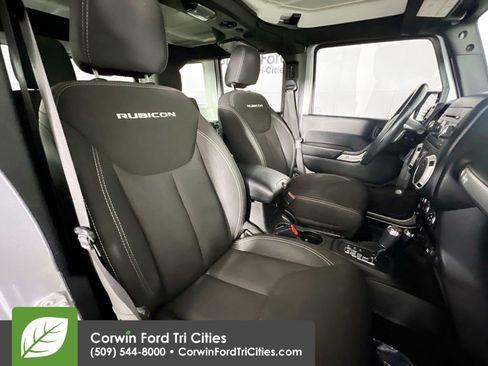 Used 2016 Jeep Wrangler Unlimited Rubicon w/ Connectivity Group image 17
