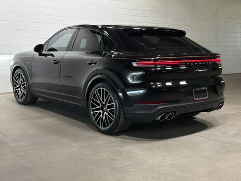 Certified 2025 Porsche Cayenne S AWD/4WD image 3