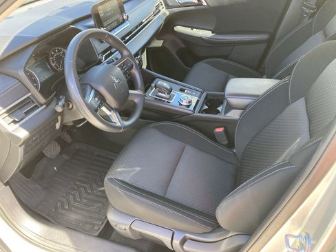 Used 2024 Mitsubishi Outlander ES image 16