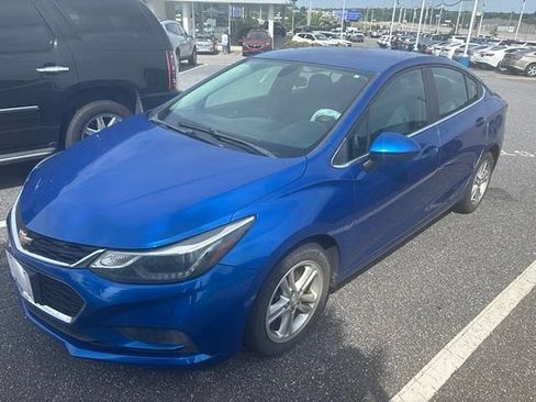Used 2017 Chevrolet Cruze LT w/ Convenience Package FWD image 1