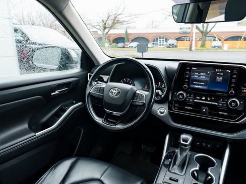 Used 2020 Toyota Highlander XLE image 11