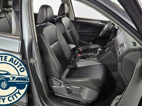 Used 2022 Volkswagen Tiguan SE w/ Panoramic Sunroof Package AWD/4WD image 34