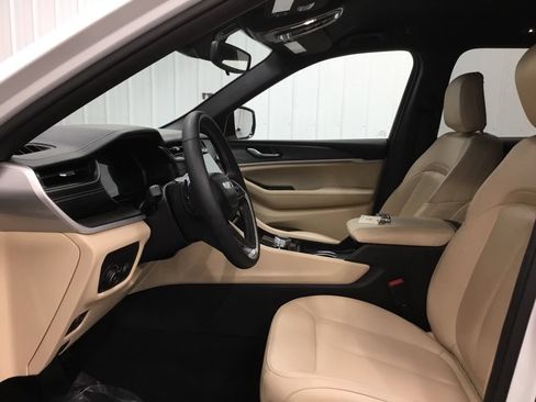 Used 2024 Jeep Grand Cherokee Limited w/ Trailer Tow Package AWD/4WD image 5