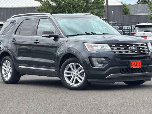 Used 2017 Ford Explorer XLT FWD image 2