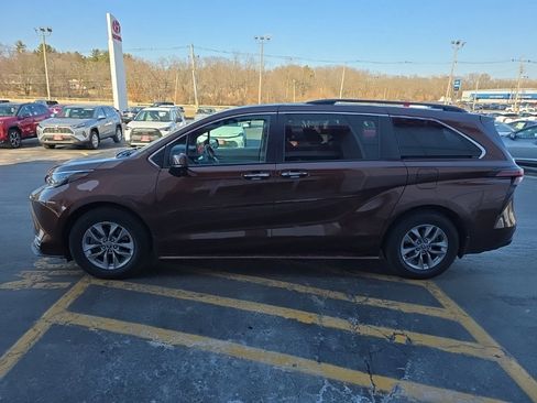 Used 2022 Toyota Sienna XLE image 8