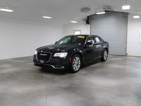 Used 2023 Chrysler 300 Touring AWD/4WD image 4