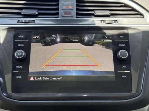 Used 2023 Volkswagen Tiguan SE w/ Panoramic Sunroof Package FWD image 26