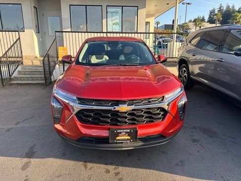 Used 2024 Chevrolet Trax LS w/ LS Convenience Package FWD image 2